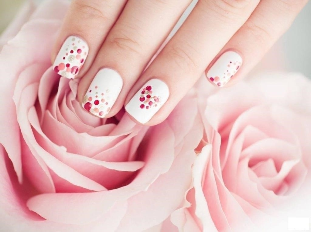 Ногти с цветочками. Нежный розовый маникюр с цветами. Розовые ногти с цветочками. Простой дизайн ногтей на весну
