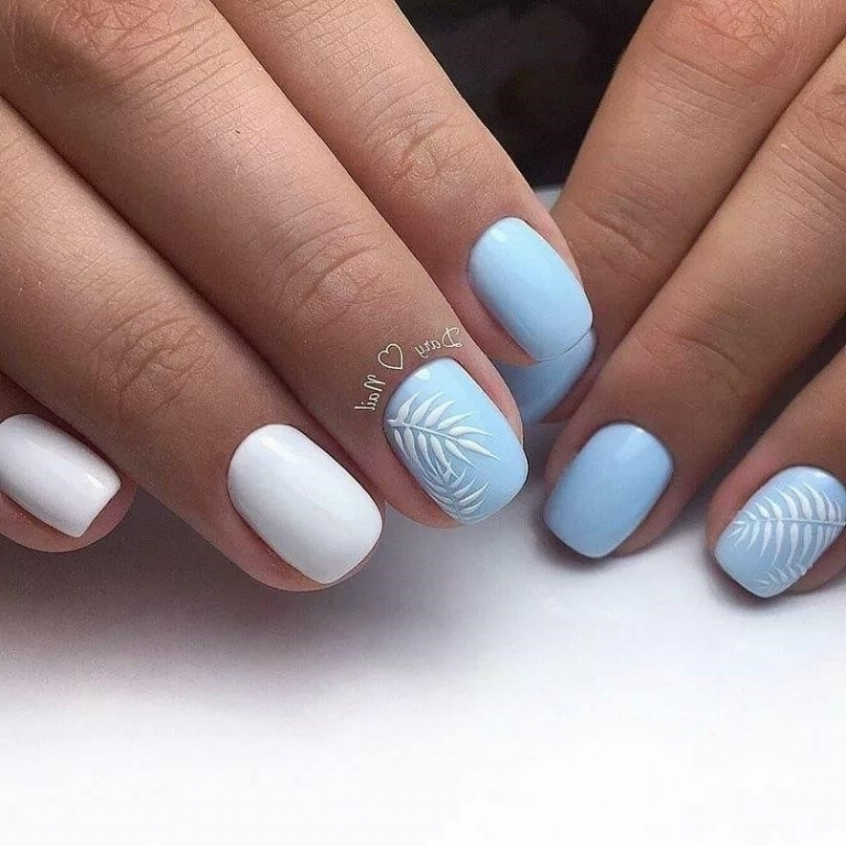 Голубые ногти с белым френчем фото