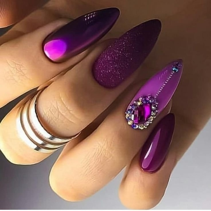 Фиолетовые ногти миндаль 2022. Фиолетовый маникюр. Фиолетовый маникюр на длинные ногти. Сиреневые ногти.