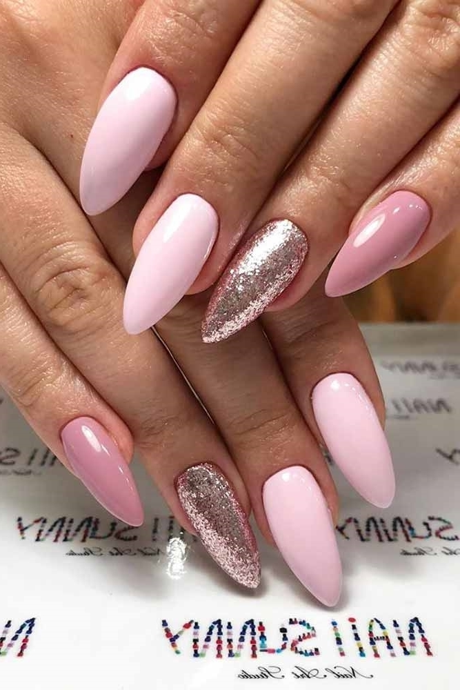 Маникюр миндаль на март. Розовые ногти Мендалик. Розовый маникюр миндальной. Розовый маникюр на миндалевидных ногтях. Розовые миндальные ногти.