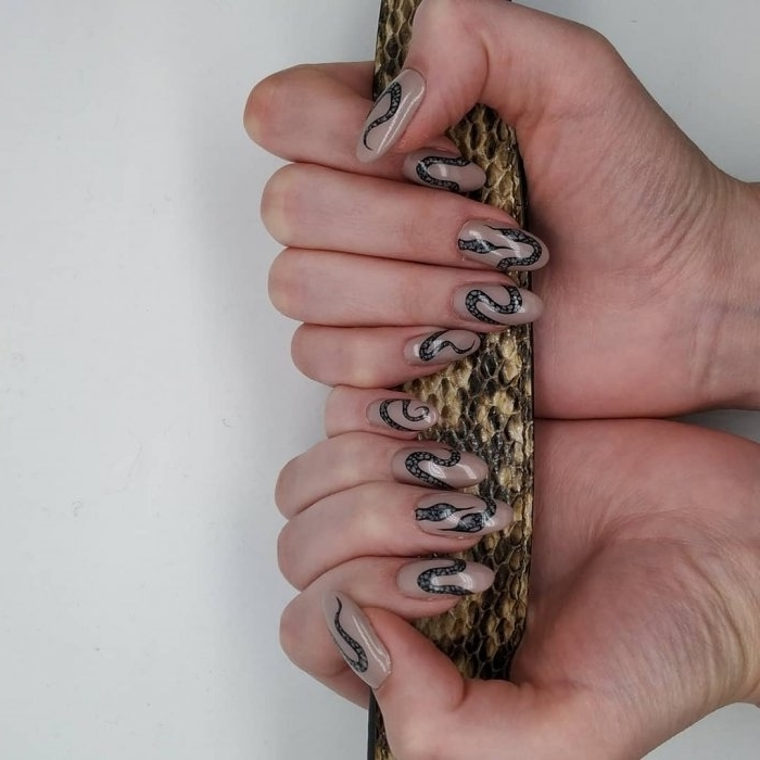 Змея На Ногтях Рисунок Фото