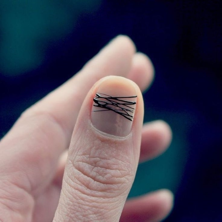 Минималистичные ногти. Минималистичный маникюр. Маникюр на большом пальце руки. Маникюр большой палец. Маникюр Минимализм дизайн.