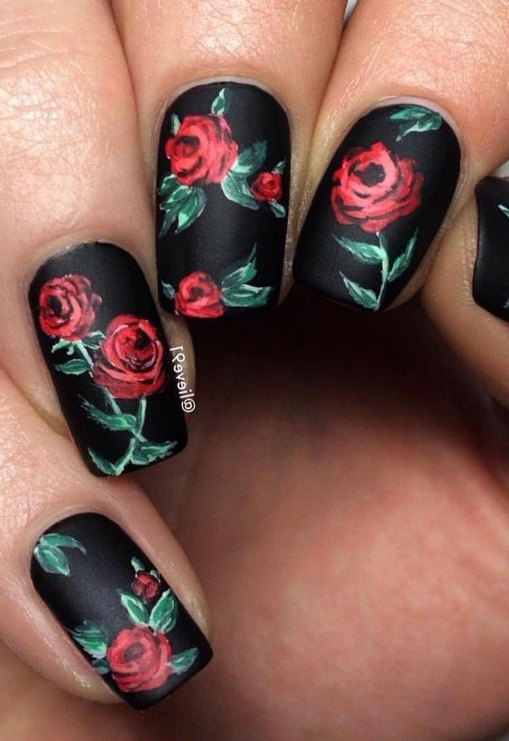 Дизайн ногтей розы. Маникюр с розами. Красный маникюр с черной розой. Красные ногти с черными розами. Черный маникюр с розами.