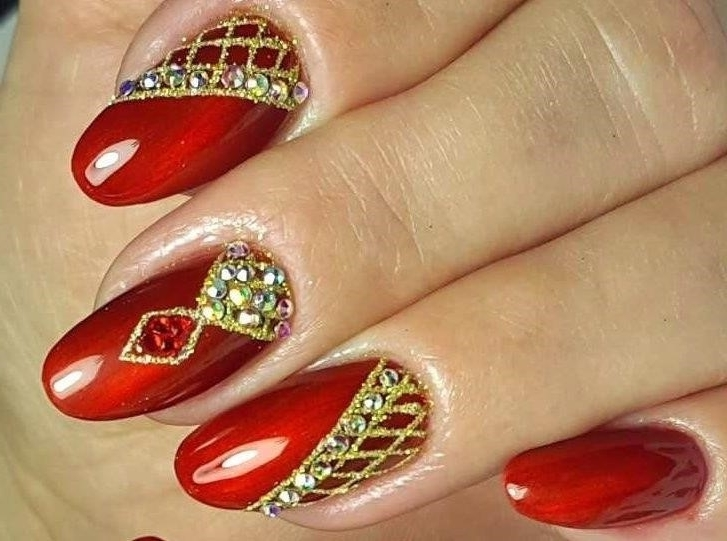 Дизайн ногтей красный с золотом. Маникюр красный с золотым. Ногти красные с золотом. Дизайн ногтей красный с золотым.