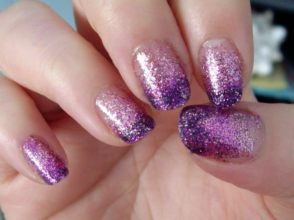 Ногти фиолетовые с блестками. Ногти с блестками. Фиолетовый блестящий маникюр. Блестящие ногти.