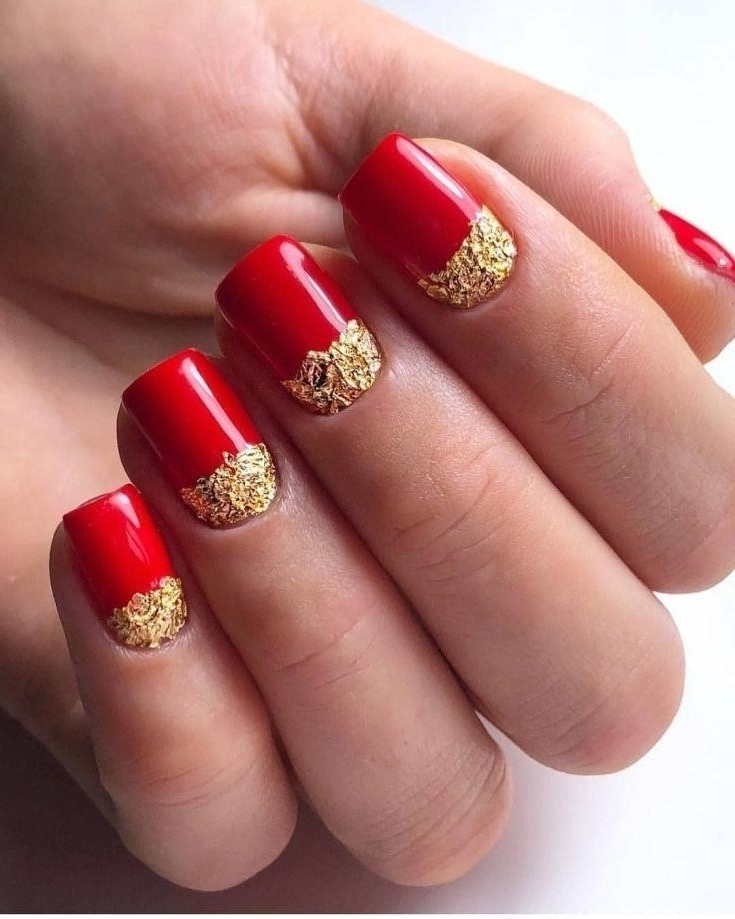 Дизайн ногтей красный с золотом. Красный маникюр. Маникюр красный с золотым. Маникюр красный сзолотос. Маникюр на короткие ногти красный с золотом.