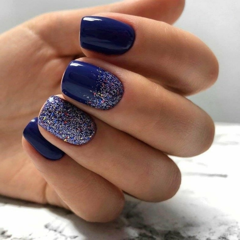 Дизайн ногтей на синем фоне