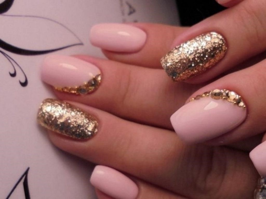 Ногти розовые золотые. Ногти розовые с золотом. Розовый маникюр сзрлотом. Маникюр розовый с золотом. Золотые ногти.