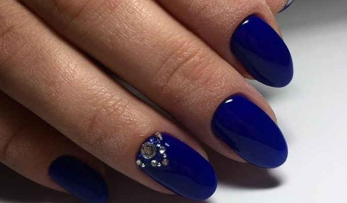 Дизайн ногтей на синем фоне