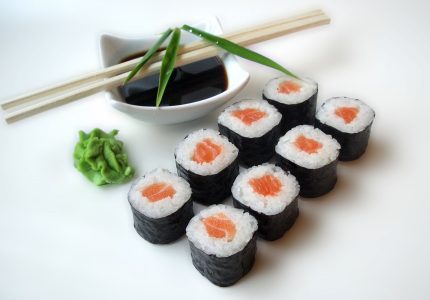Где заказать самые вкусные суши и роллы в Воткинске с доставкой от Макароллыч